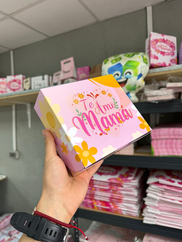 25 cajas “Te Amo Mamá” 18x16x6 cm